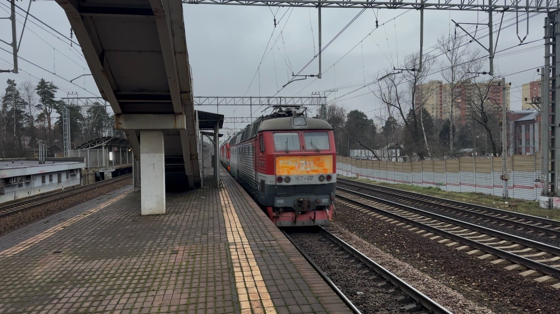 «Приветливая сплотка и подмигнувший ЧС7!» Электровозы ЭП2К-415, *** и ЧС7-017 на пл.Тайнинская смотреть онлайн