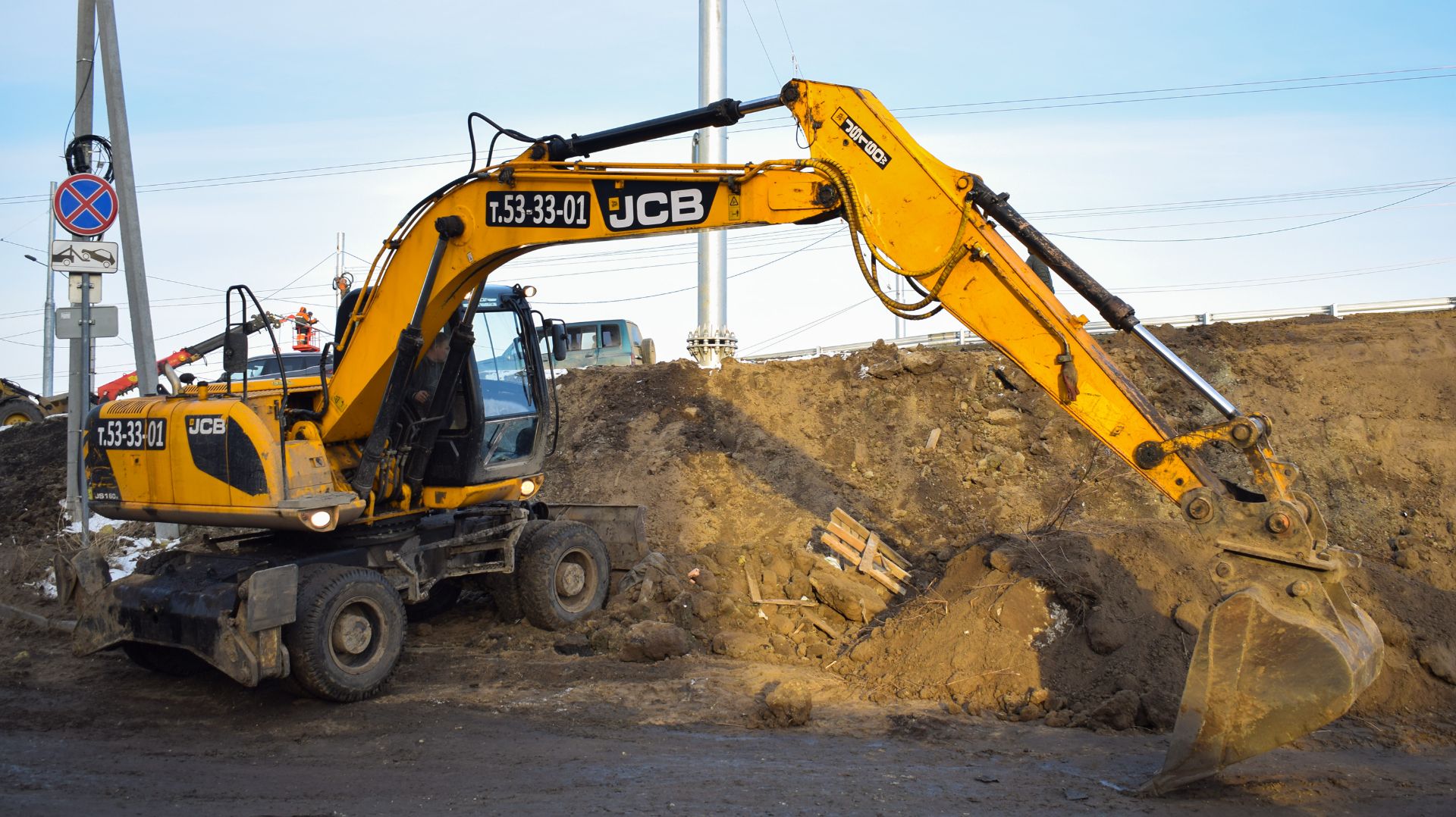 Экскаватор JCB JS160W. Планировка склона. смотреть онлайн