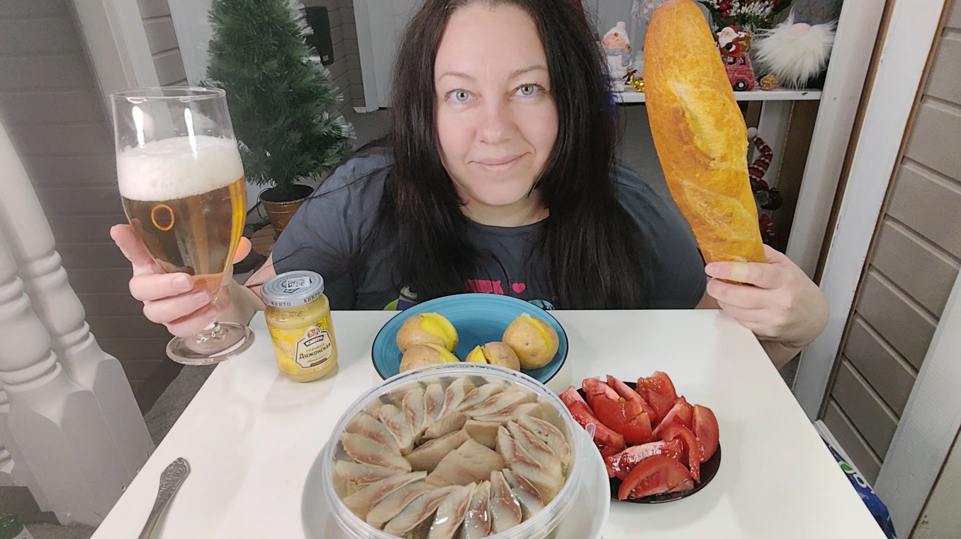 Мукбанг Селедка! Картошечка! Помидорки и хрустящий багет.