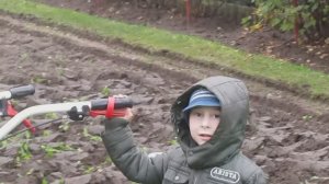 мотоблок Нева,пашем огород.