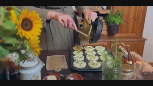 Расслабляющие звуки, дождь, выпечка . Кулинарный ASMR-ролик продолжительностью 1 час. underatinroof смотреть онлайн