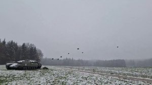 Кадры испытаний атаки роя дронов с искусственным интеллектом по макету танка.