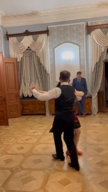 ТАНГО танцуем в музее. Олег и Лариса Папазовы Нон-Стоп Брест смотреть онлайн