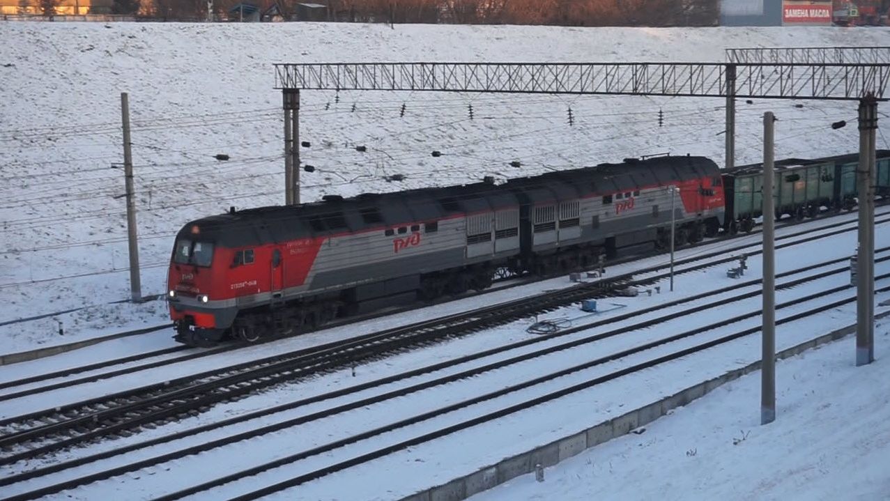 Тепловоз 2ТЭ25КМ-0419 на подъёме. смотреть онлайн