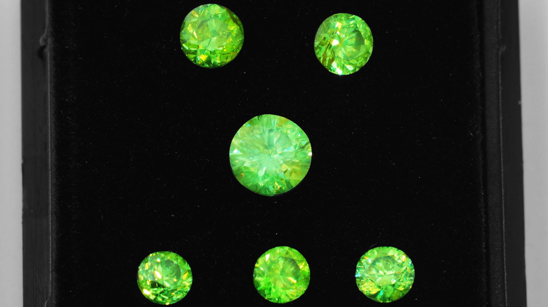 Демантоид Гранат Комплект 1.65 карат смотреть онлайн