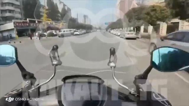 В Азии байкер эпично дал с ноги скутеристу за неаккуратную езду смотреть онлайн