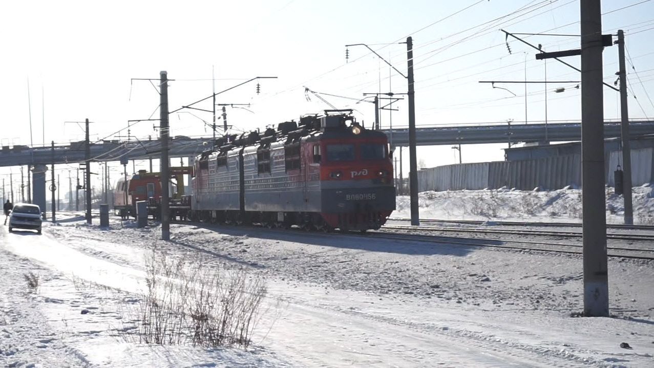 Электровоз ВЛ80С-156 с ремонтным поездом смотреть онлайн