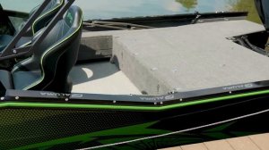 Варианты комплектации рундуками и аэратором фишплатформы лодки Aluma Storm 577