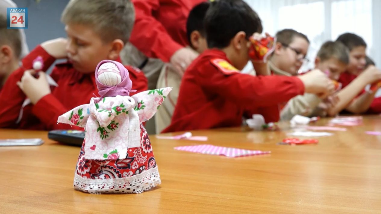 Со словами о защите и мыслями о Победе: куклы-обереги для бойцов СВО из Хакасии готовят юные казаки смотреть онлайн