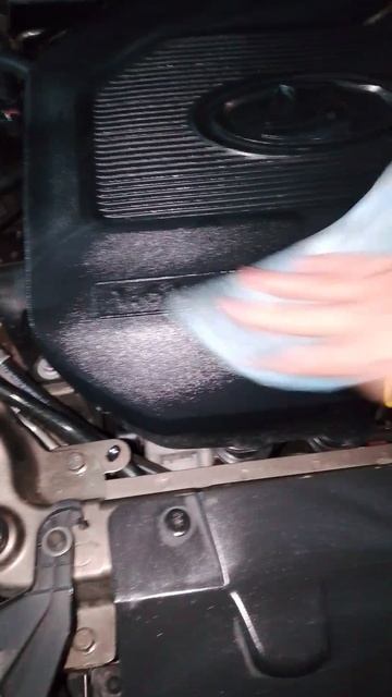 Протираю крышку (экран ) двигателя лада Веста от грязи!) смотреть онлайн