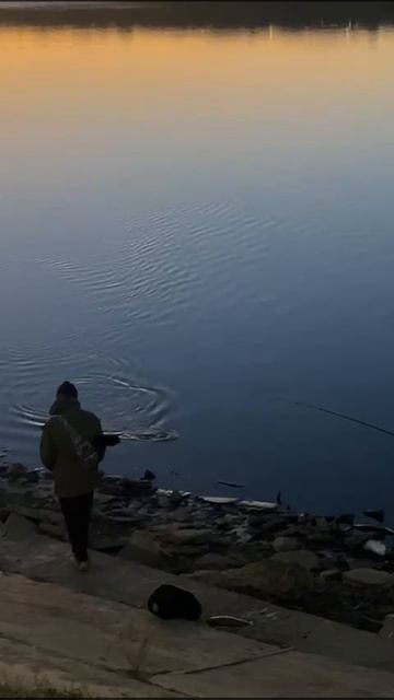 Рыбаки на р. Урал . Атырау.  Бывший Атырау назывался Гурьев  город получил это название в честь ...