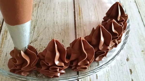 Шоколадный крем с варёной сгущёнкой. Идеальный крем для тортов и пирожных!