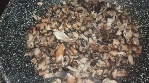 Салат с курицей, овощами и грибами