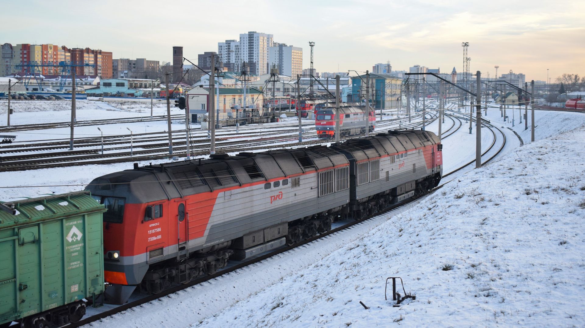 Тепловоз 2ТЭ25КМ-0005. Отправление. смотреть онлайн