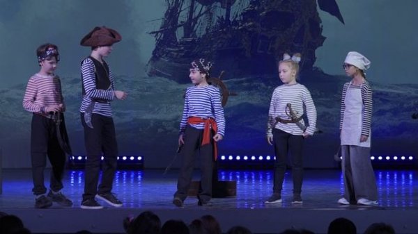 Liz25-11-24-PiratesF2str