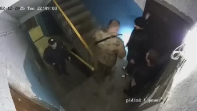 Доброволец не успел открыть входную дверь квартиры. смотреть онлайн