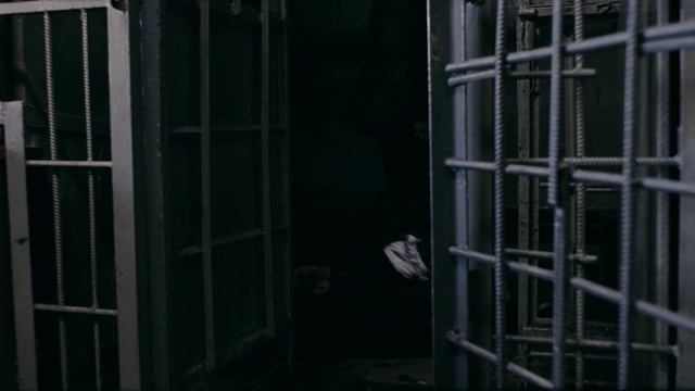 Избиение заключенного (кф. Груз 200)