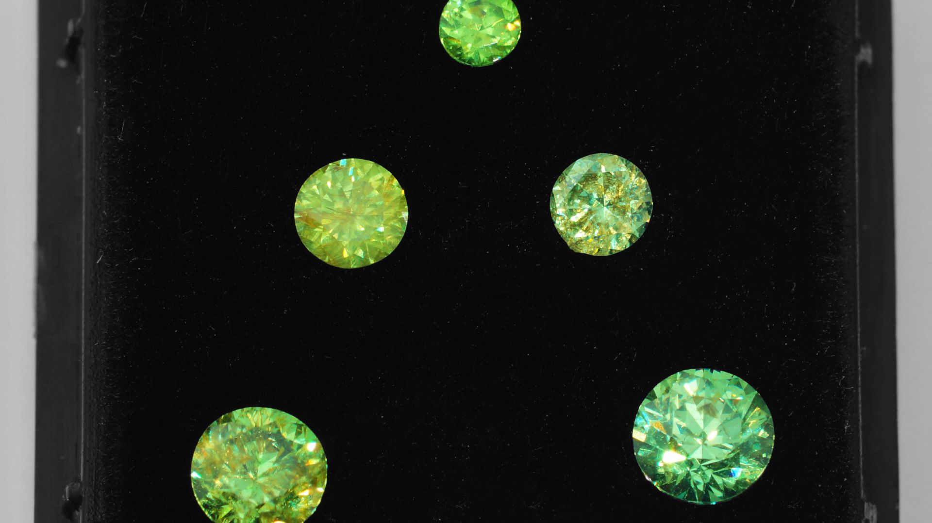 Демантоид Гранат Комплект 1.45 карат смотреть онлайн