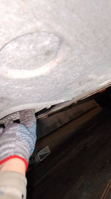 Осматриваем сливную пробку лада Веста с алюминиевым поддоном (ключ на 8 - шестигранник) смотреть онлайн