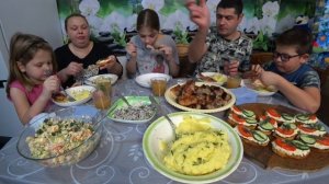 мукбанг.  отмечаем день рождения Андрея 🥳