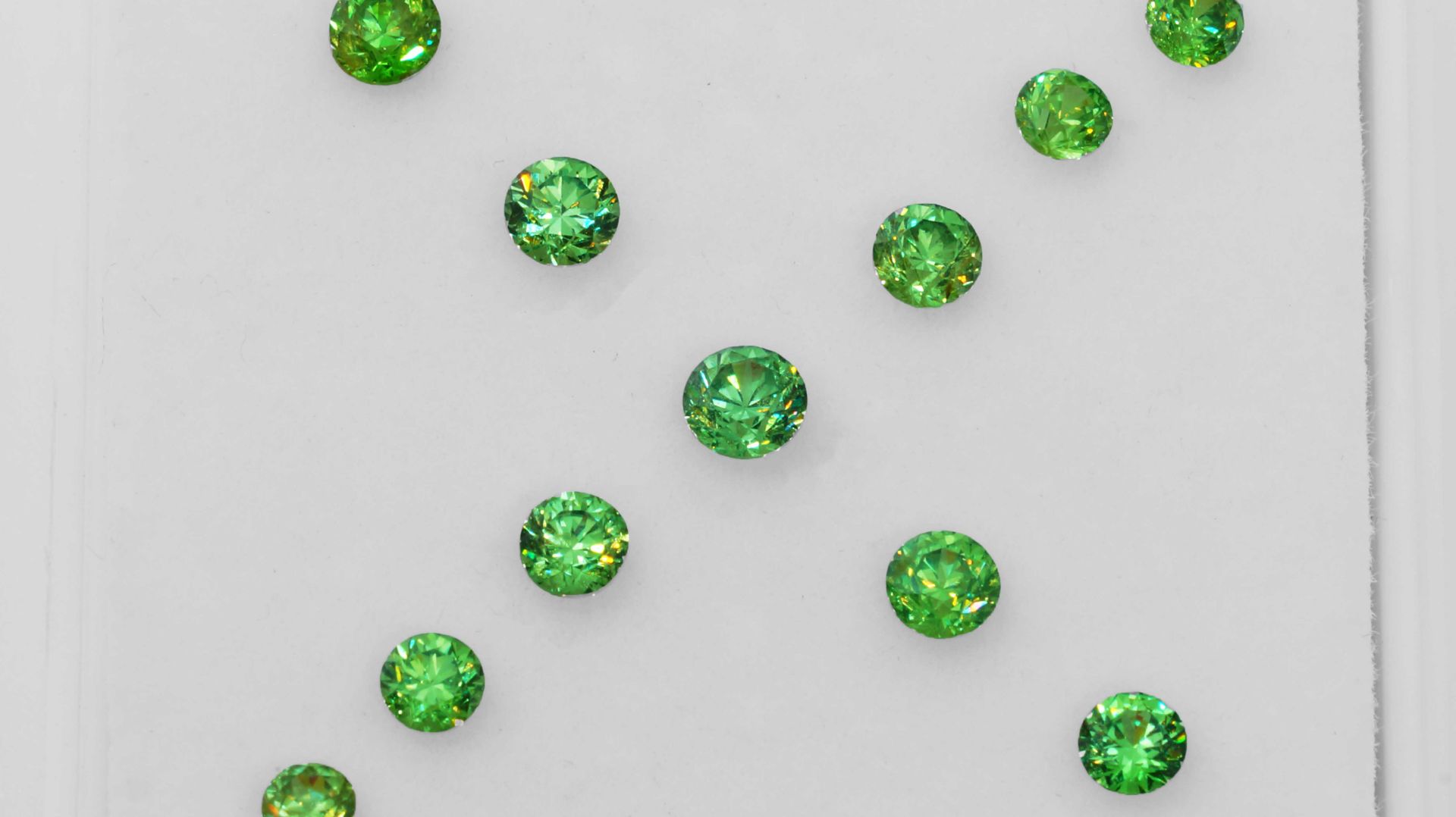 Демантоид Гранат Комплект 3.21 карат смотреть онлайн