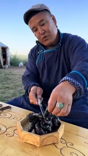 Поджарил на огне колбаски с потрохов и кушаю вкусно на природе :)