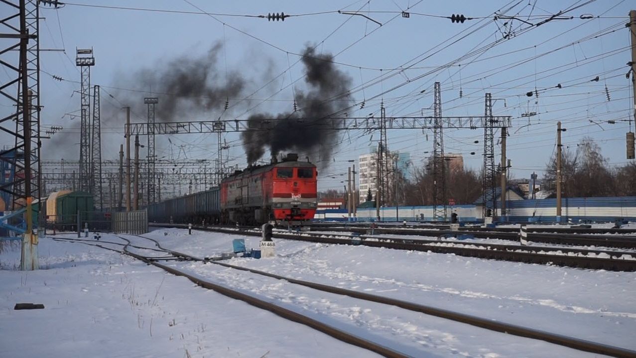 Тепловоз 2ТЭ10М-2618. Отправление с чёрными "медведями". смотреть онлайн
