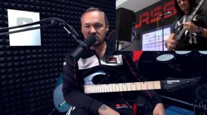 Умеет ли играть на гитаре Дмитрий Четвергов?