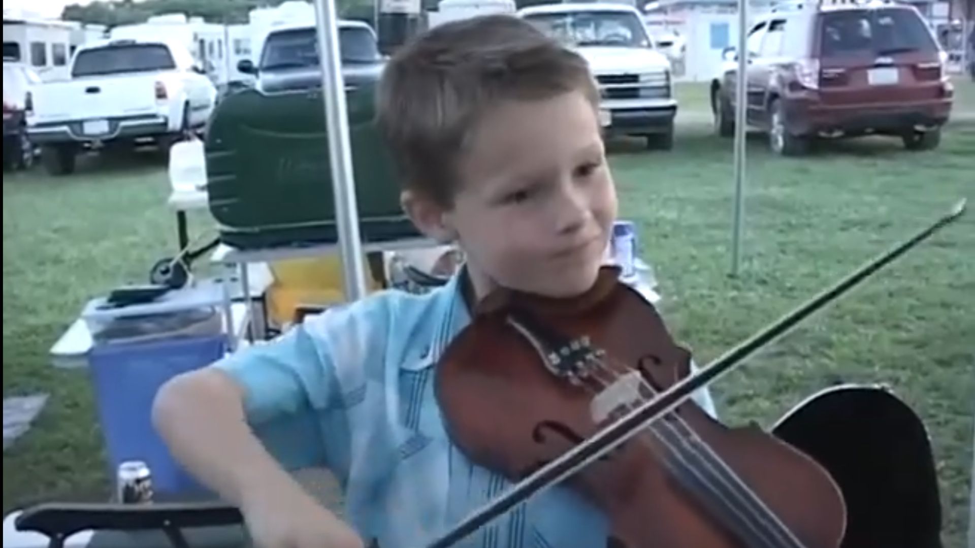 Карсон Питерс играет на скрипке и поет кантри в Маунт-Эйрию. # дети # скрипка # кантри # песня # смотреть онлайн