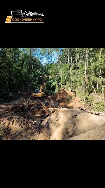 Гусеничный экскаватор преодолевает овраг смотреть онлайн