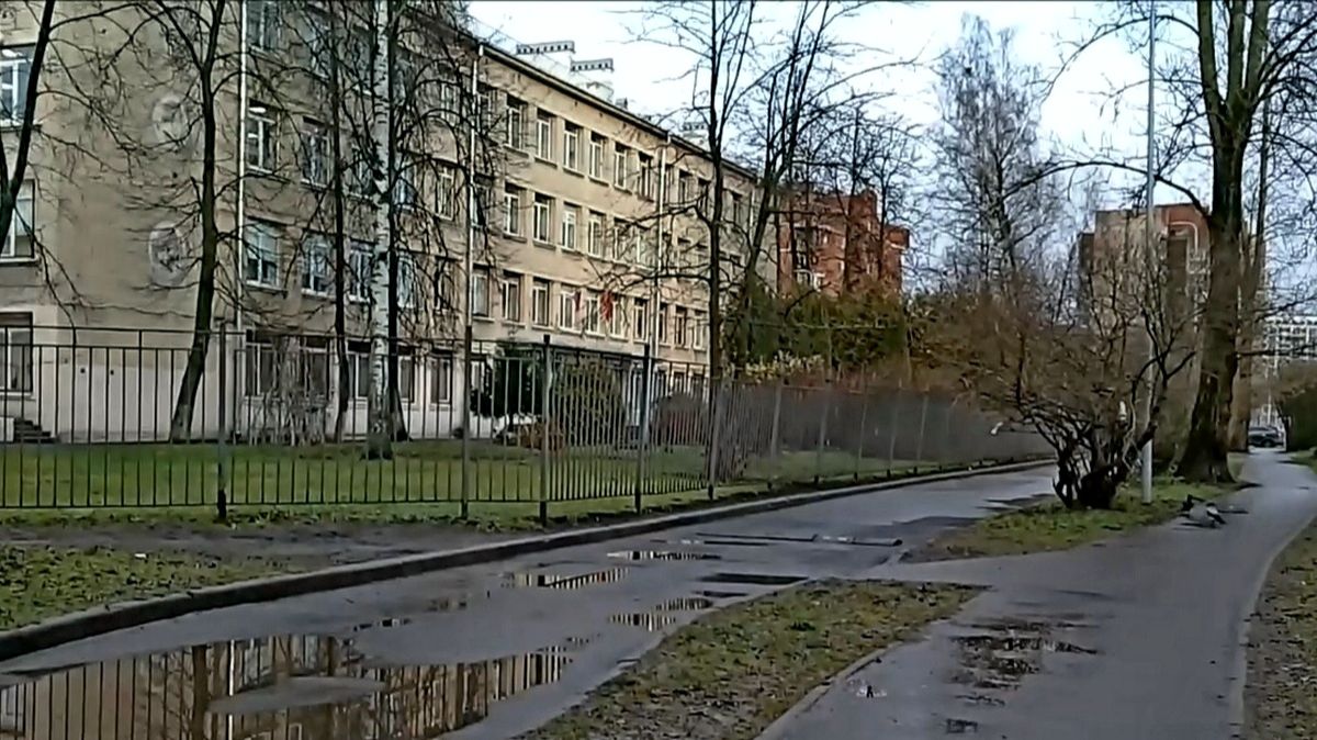 У школы. Начало декабря. смотреть онлайн