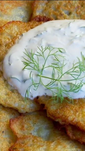 ДРАНИКИ(ДЕРУНЫ КАРТОФЕЛЬНЫЕ) СО СМЕТАНОЙ,КРЕВЕТКИ,САЛАТ МОРКОВНЫЙ