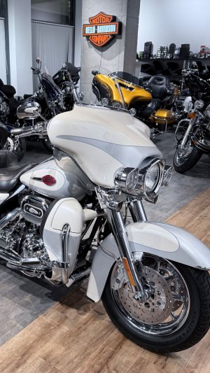 2008 CVO Electra Glide Ultra Limited White Frost 2