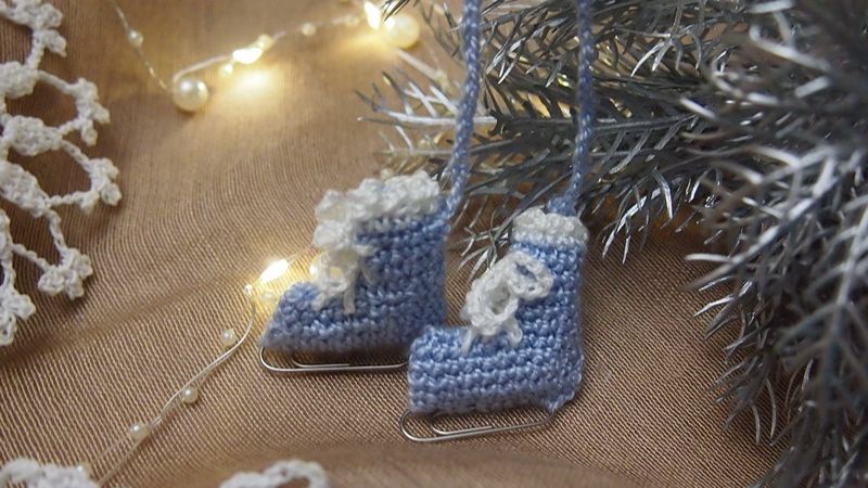 Вязание елочных игрушек крючком.Новогодние амигуруми коньки крючком❄Брелок крючком  Урок 117