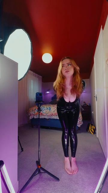 Девушка в латексном комбенезоне