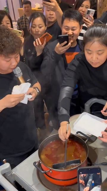 В Китае техноблогеры кинули смартфон в кипящий суп, чтобы показать его прочность. Гаджет никак не по