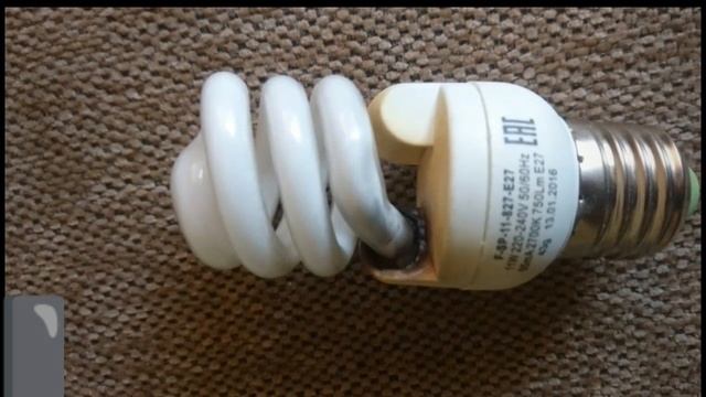 Сгорает люминесцентная лампа.