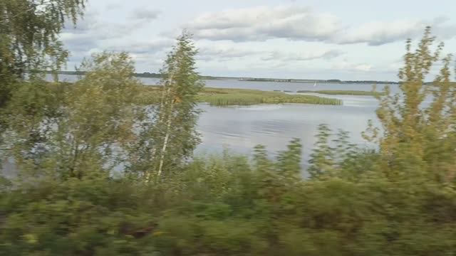 Возле Редкино (Тверь - Москва), вид из окна поезда смотреть онлайн