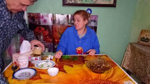 Жизнь в деревне. Готовлю салат с мужем Ездили в город