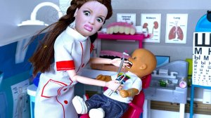 УКУСИЛ😁 ДОКТОРА СТОМАТОЛОГА🦷😜 Катя и Макс веселая семейка! Куклы Барби истории ДАРИНЕЛКАТВ