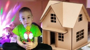 Построили свой дом из картона.