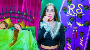 ЧТО СКРЫВАЕТ ШКАФ В КОМНАТЕ УЧИТЕЛЬНИЦЫ! Я УЗНАЛА СТРАШНУЮ ТАЙНУ!!!