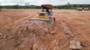 Part_16. Строительство дороги с использованием горного камня. Бульдозер толкает камни.