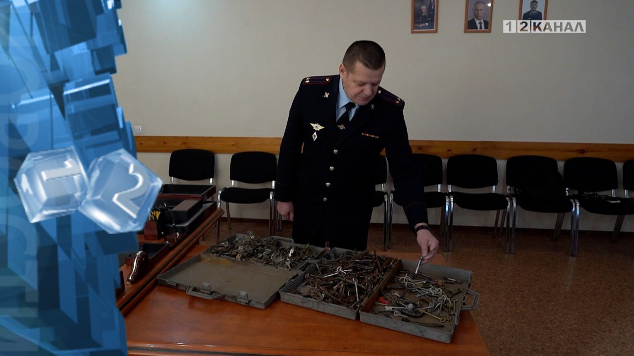 В Березовском полицейские задержали вора, который несколько лет похищал имущество жителей смотреть онлайн