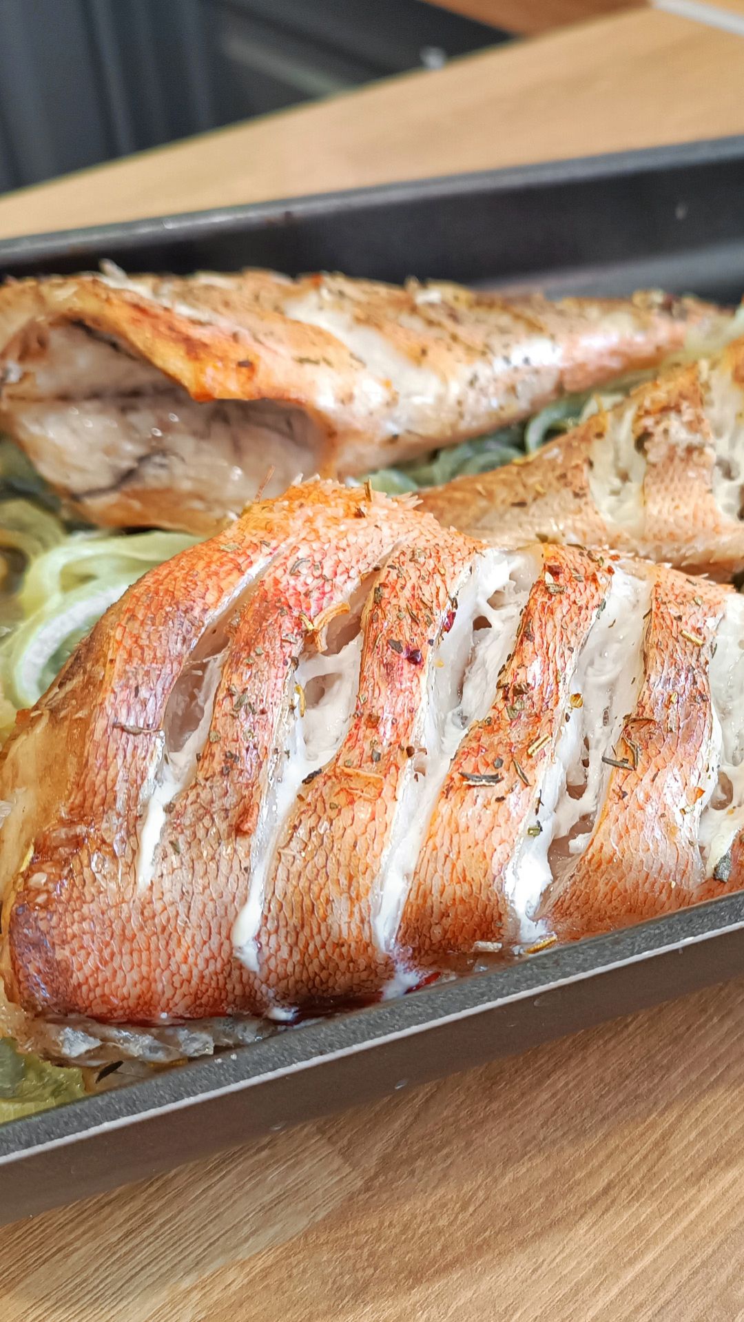 ЗАПЕЧЕННЫЙ МОРСКОЙ ОКУНЬ со средиземноморскими травами на луковой подушке смотреть онлайн