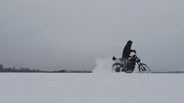 Открытие зимнего сезона 2025/ 2026 Разведка на льду Виза. Какова толщина льда ? Можно катать ? смотреть онлайн