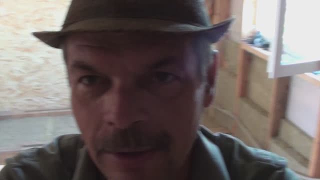 Электрофицировал туалет// Подбили потолок кухни// Утеплил и настелили полы на втором этаже смотреть онлайн