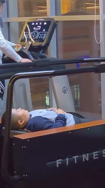 Он начал с малого🤣 пока только пришел😂 смотреть онлайн