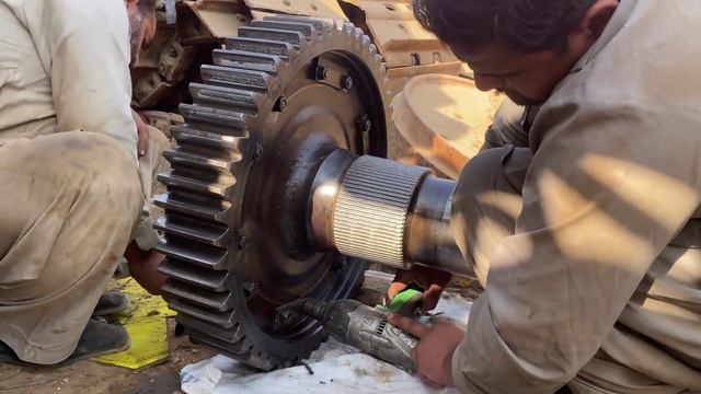 Ремонт дорожного трактора CAT. Пакистан смотреть онлайн