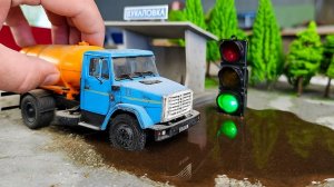 Машины проезжают большую огромную лужу! Про машинки